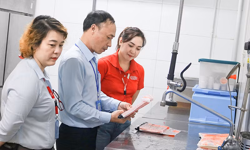 Đoàn kiểm tra các điều kiện ATTP tại các cơ sở sản xuất, kinh doanh thực phẩm dịch vụ ăn uống. Ảnh Thanh Nguyên.