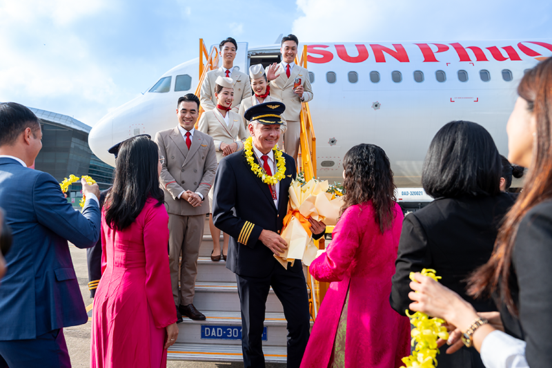 Lãnh đạo TP Đà Nẵng tặng hoa cho tổ bay của hãng Sun PhuQuoc Airways hạ cánh xuống sân bay Đà Nẵng.