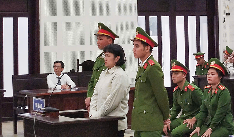 Bị can Hoàng Thị Kim Châu tại toà.