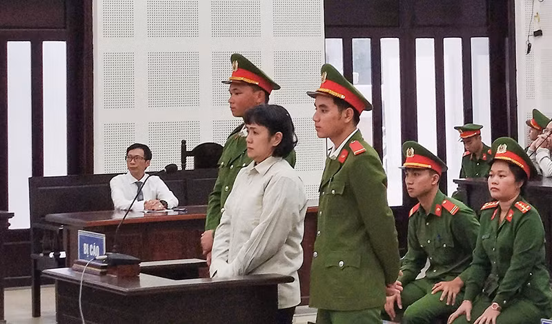 Bị can Hoàng Thị Kim Châu tại toà.