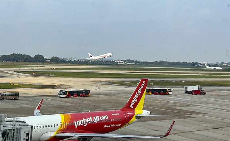 Từ 17/2 - 24/2 (tức từ mùng 1 đến mùng 6 Tết Bính Ngọ), nhiều chuyến bay đến và đi tại sân bay Đà Nẵng bị ảnh hưởng trực tiếp, xáo trộn lịch trình, tiềm ẩn nguy cơ mất an toàn hàng không do flycam xâm nhập khu vực cấm bay và hành lang cất/hạ cánh.