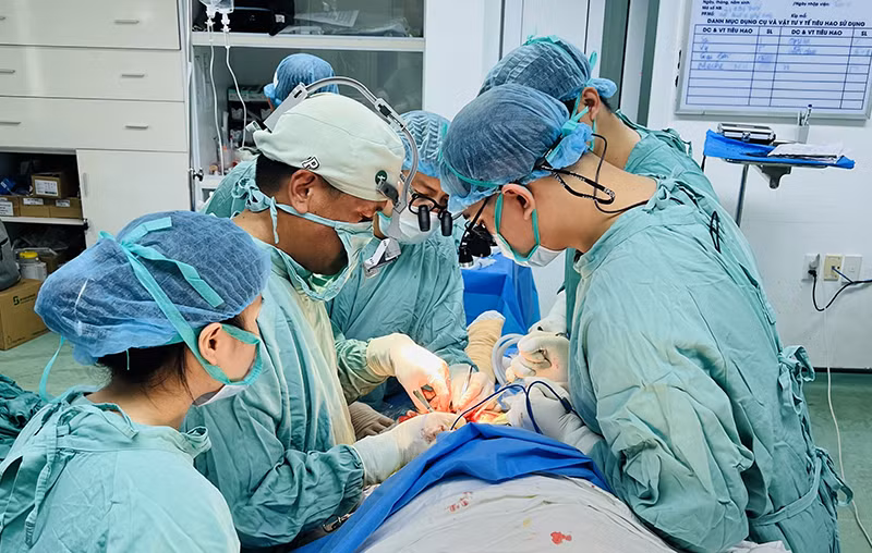 Phẫu thuật tạo hình thành công cho người phụ nữ có vòng 3 “ngoại cỡ”