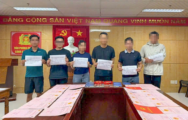 Các đối tượng trong đường dây lừa đảo chiếm đoạt tài sản thông qua kinh doanh đa cấp tiền ảo với số tiền chiếm đoạt hơn 2.000 tỷ đồng tại cơ quan công an.