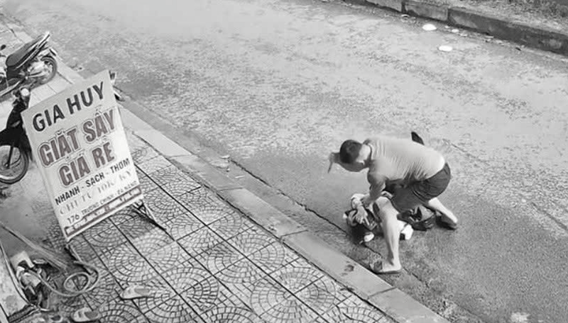 Hình ảnh người đàn ông dùng vật nhọn tấn công phụ nữ.