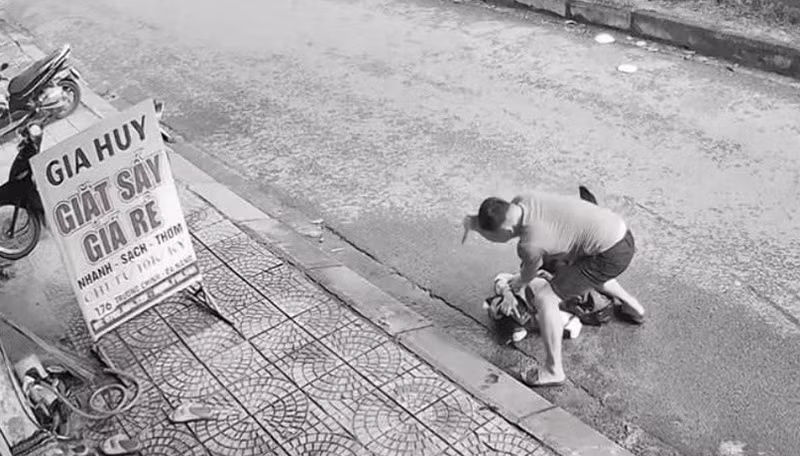 Hình ảnh người đàn ông dùng vật nhọn tấn công phụ nữ.