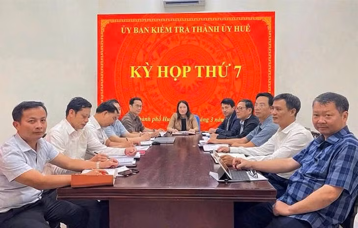 Quang cảnh kỳ họp thứ 7 của UBKT Thành uỷ Huế do bà Hồ Thị Thu Hằng, Chủ nhiệm UBKT Thành ủy Huế chủ trì. Ảnh Thành uỷ Huế.