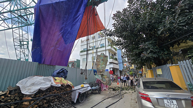 Cần và móc cẩu nặng hàng tấn gãy gây đổ tường Bảo tàng Điêu khắc Chăm Đà Nẵng đang được cẩu dở ra khỏi hiện trường vụ tai nạn.