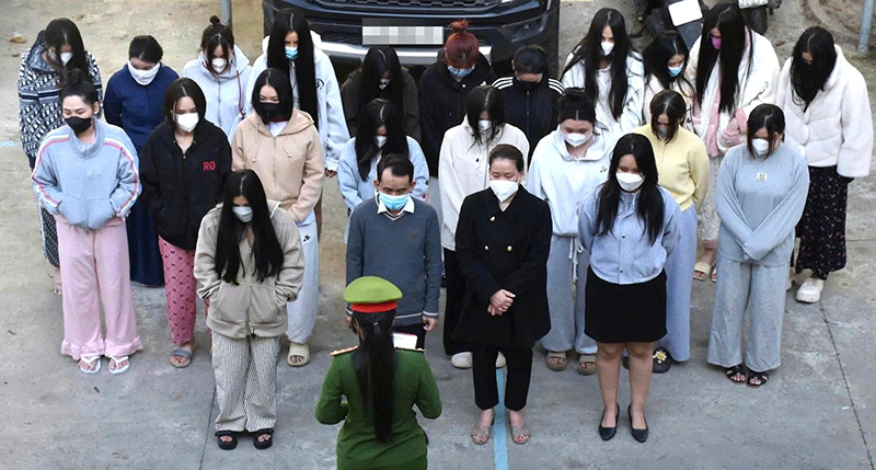 Người liên quan bị đưa về trụ sở công an để điều tra làm rõ.