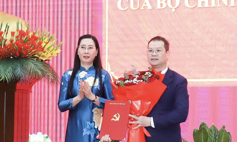 Bà Bùi Thị Quỳnh Vân, Ủy viên Trung ương Đảng, Phó Trưởng Ban Tổ chức Trung ương trao quyết định cho ông Nguyễn Mạnh Hùng tại hội nghị.