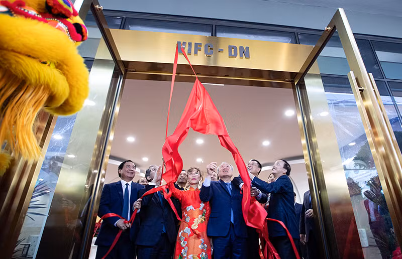 Phó Thủ tướng Thường trực Nguyễn Hòa Bình, Chủ tịch Hội đồng điều hành Trung tâm, cùng lãnh đạo Quốc hội, các bộ ngành Trung ương, tổ chức tài chính quốc tế và tập đoàn trong - ngoài nước tại lễ khai trương Trung tâm Tài chính quốc tế Việt Nam tại TP Đà Nẵng.