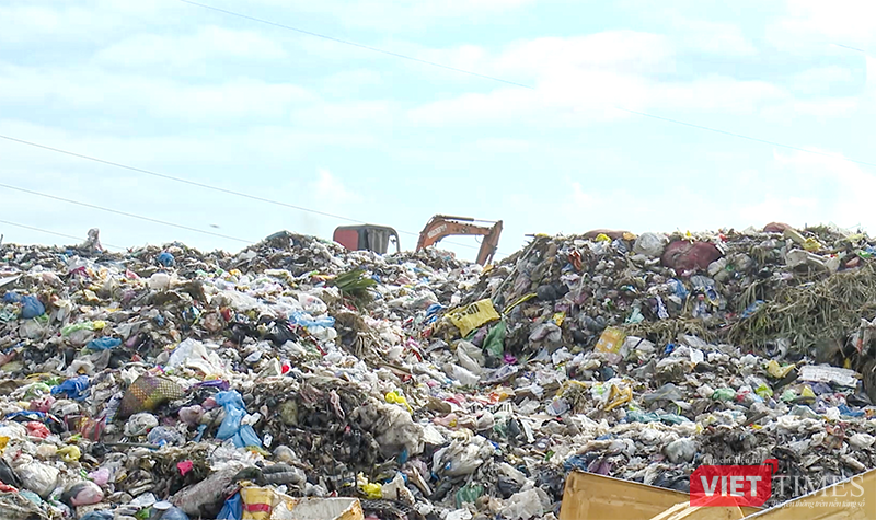 Bãi tập kết rác thải sinh hoạt Cẩm Hà đang quá tải.
