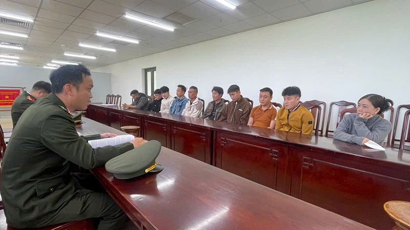 Các đối tượng tại cơ quan công an.