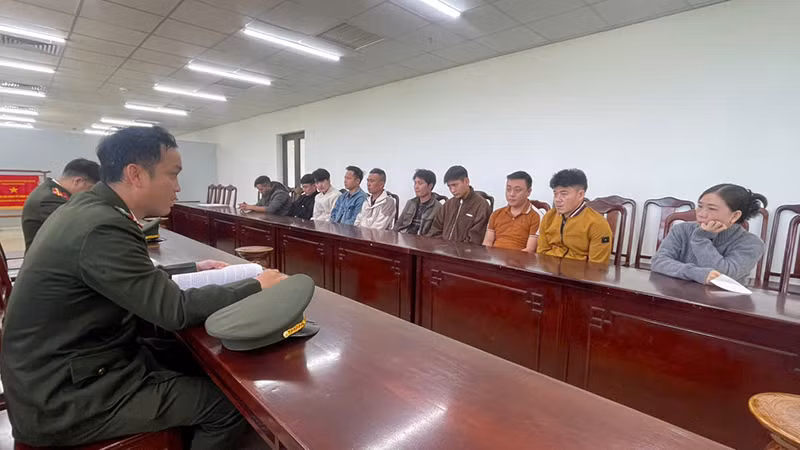 Các đối tượng tại cơ quan công an.