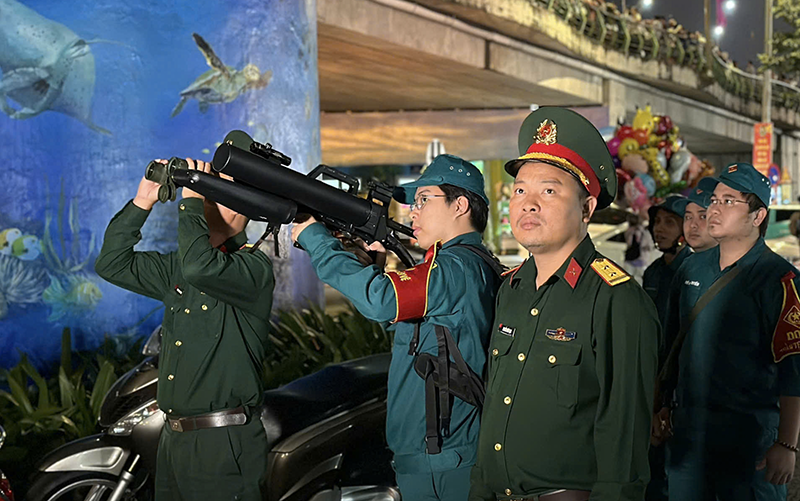 Lực lượng quân sự TP Đà Nẵng đang thực hiện khống chế phương tiện bay không người lái tại khu vực cầu Rồng.