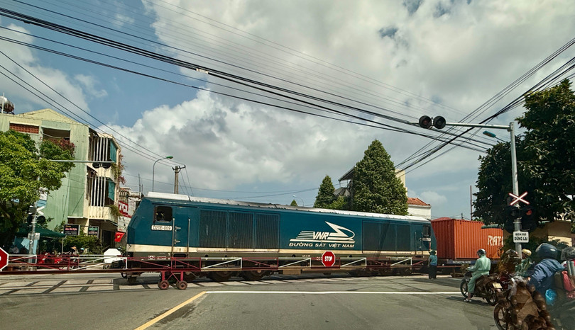 Gãy ray đường sắt đoạn qua đèo Hải Vân khiến tàu hàng AH1 bị trật bánh.