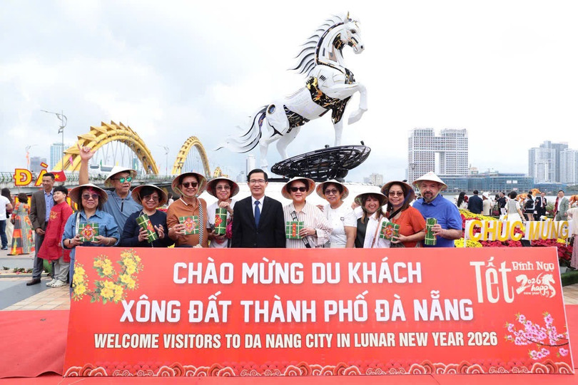 Lễ đón du khách đầu tiên đến Đà Nẵng trong ngày Mùng 1 Tết Bính Ngọ 2026 tại điểm checkin linh vật Kim Mã 4.0