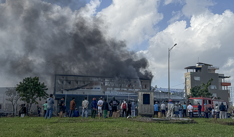 HIện trường vụ cháy cửa hàng vật liệu nội thất xây dựng trên đường 29/3, Hoà Xuân, Đà Nẵng.