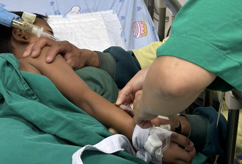 Các bác sĩ Bệnh viện Phụ sản - Nhi Đà Nẵng tiêm thuốc giải độc Botulism Antitoxin Heptavalent cho bệnh nhi.