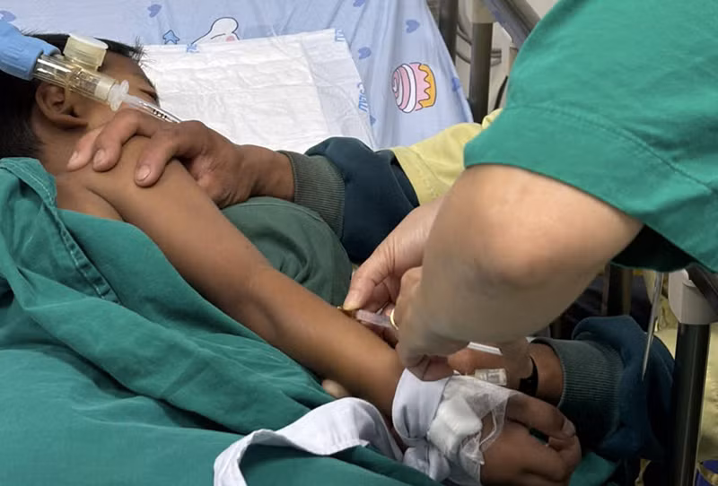 Các bác sĩ Bệnh viện Phụ sản - Nhi Đà Nẵng tiêm thuốc giải độc Botulism Antitoxin Heptavalent cho bệnh nhi.