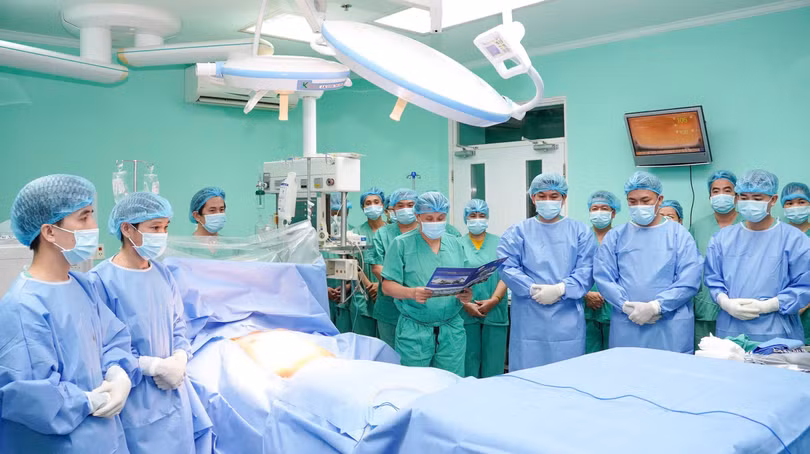 GS.TS Phạm Như Hiệp, Giám đốc Bệnh viện T.Ư Huế (ảnh giữa) cùng Ê-kip phẫu thuật ghép tạng tiến hành mặc niệm, đọc lời tri ân người hiến tạng trước khi thực hiện chuỗi phẫu thuật cứu 6 bệnh nhân.