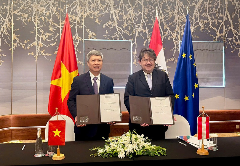 Phó Chủ tịch UBND TP Đà Nẵng Hồ Quang Bửu và đại diện Cơ quan Hợp tác và Phát triển Kinh tế AED Cộng hòa Áo ký kết bản ghi nhớ hợp tác về phát triển khoa học công nghệ, đổi mới sáng tạo và chuyển đổi số. Ảnh Danang.gov