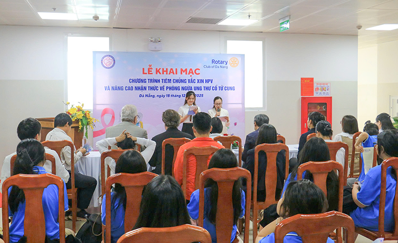 Sáng 18/12, chương trình tiêm vaccine phòng HPV miễn phí và đào tạo nâng cao nhận thức về phòng ngừa ung thư cổ tử cung, hiểu biết về tình dục an toàn đã được tổ chức tại Bệnh viện Phụ sản – Nhi Đà Nẵng.