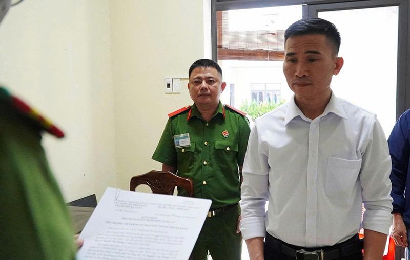 Bị can Nguyễn Văn Hoàng (áo trắng), chủ Công ty TNHH SXKD Phương Nguyên.