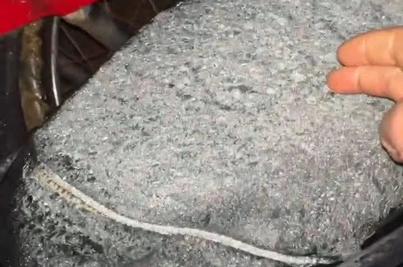 Băng giá xuất hiện trên các yên xe máy vào khoảng 4h sáng 11/1 tại làng Tắc Lang, thôn 3, xã Trà Linh. Ảnh CTV.