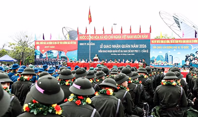 Sáng 4/3, Lễ giao nhận quân năm 2026 tại Đà Nẵng được tổ chức đồng loạt tại 14 điểm trên toàn thành phố, với hơn 4.600 thanh niên nhập ngũ.