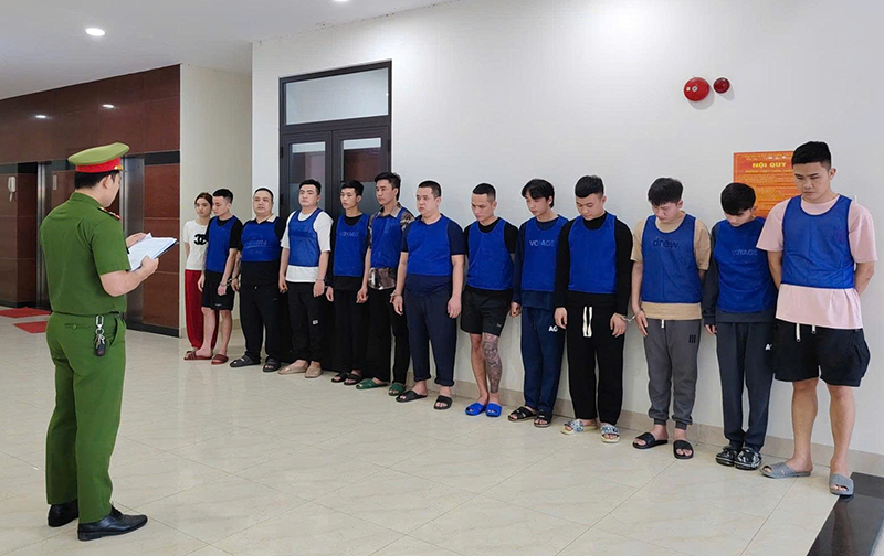 Cơ quan công an đang tống đạt quyết định khởi tố vụ án, khởi tố bị can và bắt tạm giam các đối tượng để điều tra về hành vi “Sử dụng mạng máy tính, mạng viễn thông, phương tiện điện tử để chiếm đoạt tài sản”. Ảnh CADN.