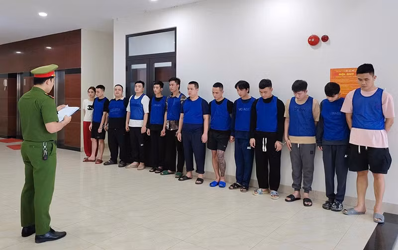 Cơ quan công an đang tống đạt quyết định khởi tố vụ án, khởi tố bị can và bắt tạm giam các đối tượng để điều tra về hành vi “Sử dụng mạng máy tính, mạng viễn thông, phương tiện điện tử để chiếm đoạt tài sản”. Ảnh CADN.