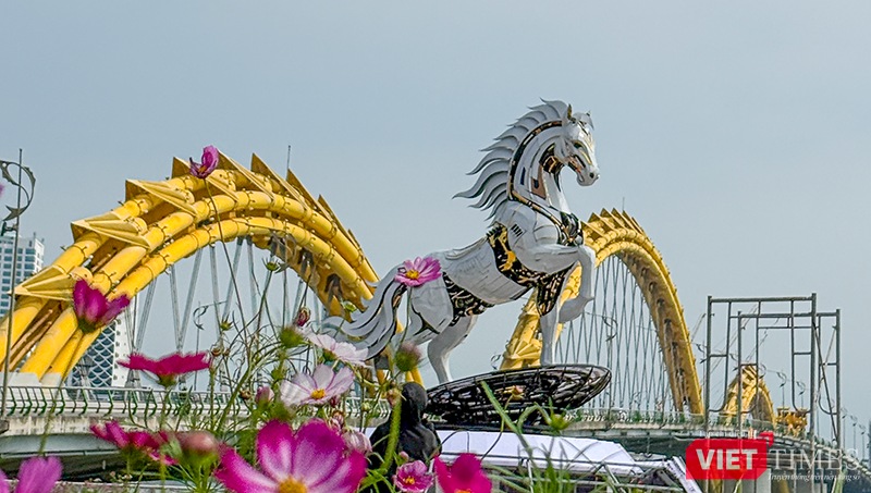 “Kim Mã 4.0” với hình ảnh ngựa máy tại sàn cảnh quan phía Nam cầu Rồng, Đà Nẵng.