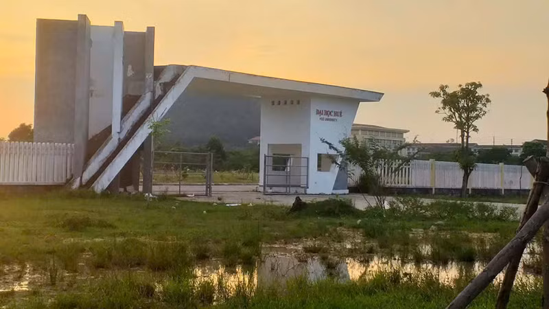 Sau 6 năm thực hiện, dự án đền bù giải phóng mặt bằng của Đại học Huế vẫn là bãi đất hoang và ngập nước mỗi khi có mưa.