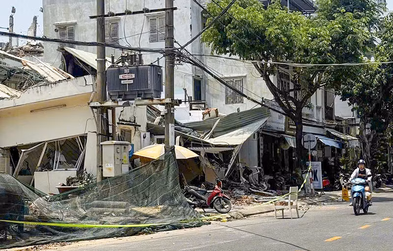 Hiện trường vụ tháo dỡ công trình gây sập nhà dân trên đường Trần Quý Cáp (phường Hải Châu, TP Đà Nẵng).