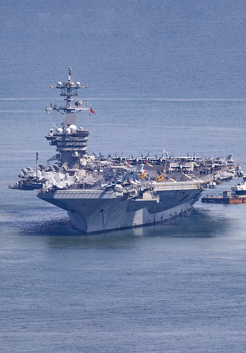 Tàu sân bay USS George Washington (CVN-73) trên vịnh Đà Nẵng. Ảnh XM.