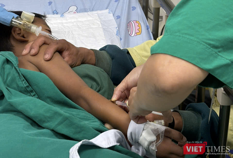 Các bác sĩ Bệnh viện Phụ sản - Nhi Đà Nẵng tiêm thuốc giải độc Botulism Antitoxin Heptavalent cho bệnh nhi.