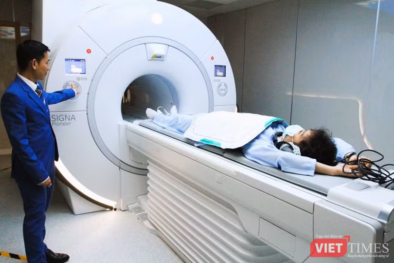 Hệ thống máy cộng hưởng từ 3.0 Tesla - SIGNA Pioneer tích hợp công nghệ AI tại Bệnh viện TƯ Huế.