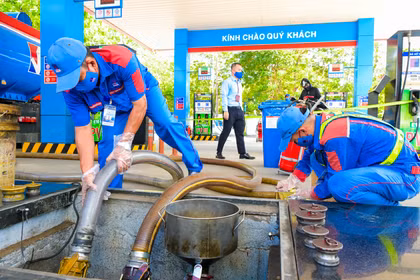 Nạp xăng E10 vào bồn chứa tại cây xăng của PVOIL. Ảnh: PVOIL.