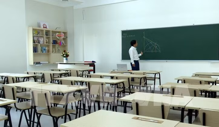 Một giáo viên "lên lớp" không có học sinh nhưng bài giảng được tiến hành trực tuyến với các công cụ hỗ trợ. Ảnh: Giáo dục & Thời đại