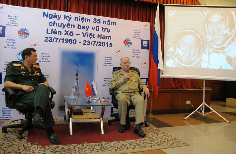 Anh hùng Phạm Tuân (bên trái) cùng phi công vũ trụ Gorbatko trong dịp kỷ niệm 35 năm chuyến bay vũ trụ Liên Xô - Việt Nam (Ảnh:ST)