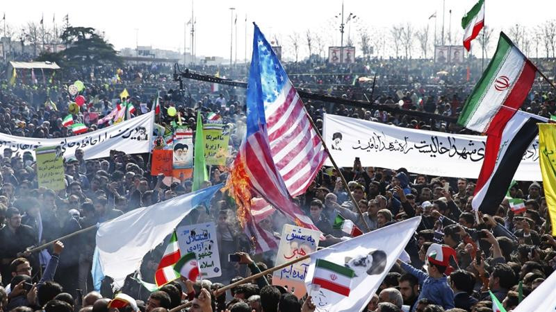 Người Iran đốt một lá cờ Mỹ trong một cuộc mít tinh kỷ niệm 39 năm Cách mạng Hồi giáo 1979, tại Tehran, Iran, Chủ nhật, ngày 11 tháng 2 năm 2018 (ảnh AP) Người Iran đốt một lá cờ Mỹ trong một cuộc mít tinh kỷ niệm 39 năm Cách mạng Hồi giáo 1979, tại Tehran, Iran, Chủ nhật, ngày 11 tháng 2 năm 2018 (ảnh AP)