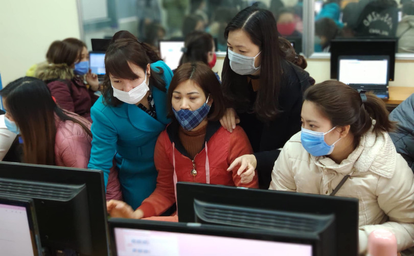 Giáo viên Trường Tiểu học Lý Thái Tổ (Hà Nội) tập huấn dạy học trực tuyến. Ảnh: VietnamNet Giáo viên Trường Tiểu học Lý Thái Tổ (Hà Nội) tập huấn dạy học trực tuyến. Ảnh: VietnamNet