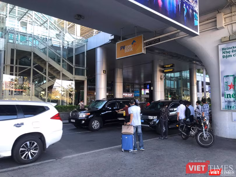 Hình ảnh tại ga đến (Arrivals)