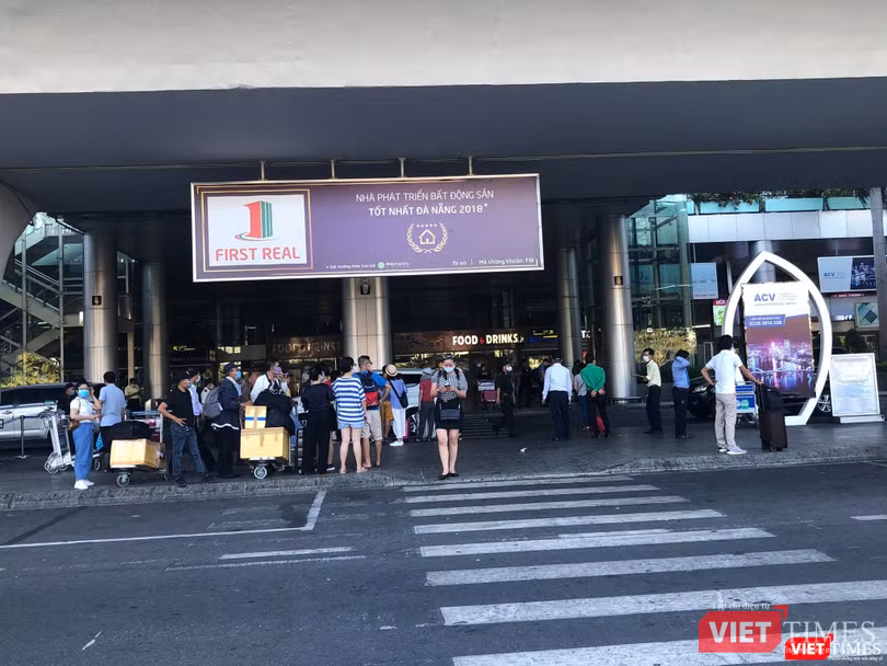 Hình ảnh tại ga đến (Arrivals)