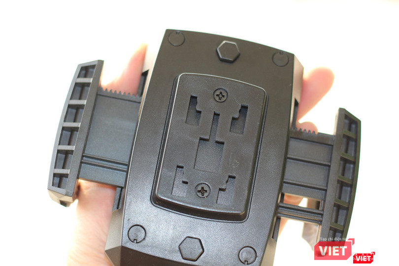 Mặt lưng bộ sạc có một nút bấm để mở rộng 2 ngàm đỡ điện thoại