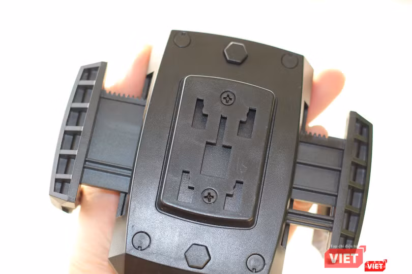 Mặt lưng bộ sạc có một nút bấm để mở rộng 2 ngàm đỡ điện thoại