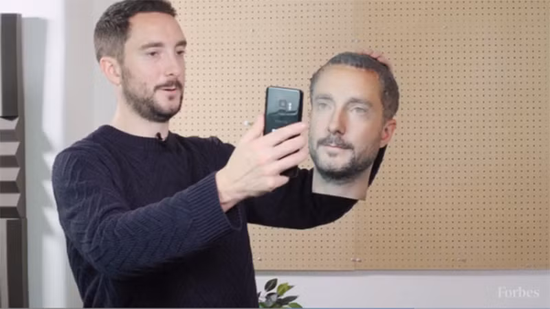 Forbes thử nghiệm mở khóa với mặt nạ đầu người