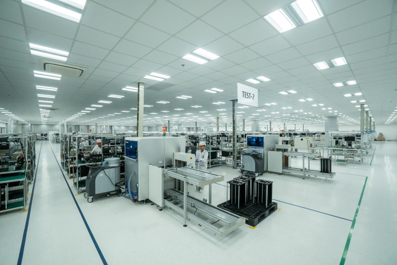 Nhà máy VinSmart sản xuất các sản phẩm điện tử tiêu dùng như điện thoại di động, các thiết bị kết nối Internet Of Things - iOT, máy tính xách tay. Toàn bộ nhà xưởng được thiết kế và thi công theo tiêu chuẩn quốc tế IPC-A-610 - tiêu chuẩn quốc tế dành cho các nhà máy sản xuất sản phẩm điện tử