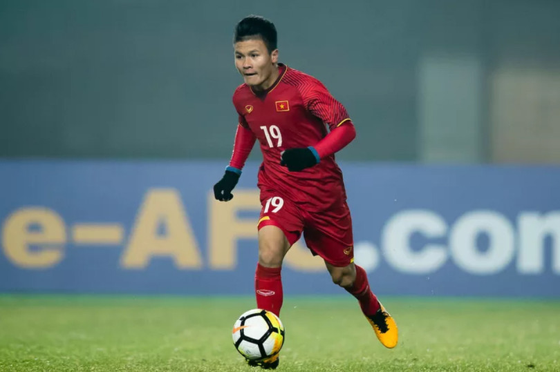 Nguyễn Quang Hải được bầu là cầu thủ xuất sắc nhất giải đấu (ảnh: Fox Sport)