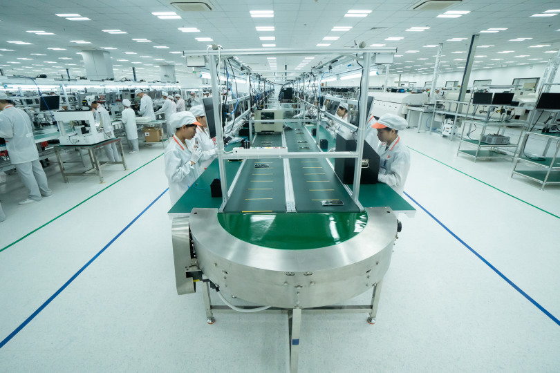 Với triết lý Sản phẩm tốt – Khuyến mãi tốt – Hậu mãi cực tốt và có sự hậu thuẫn mạnh mẽ từ VinGroup, các sản phẩm Vsmart sẽ có lợi thế cạnh tranh đáng kể trên thị trường. Đồng thời việc hoàn thiện và ra mắt 4 dòng điện thoại thông minh trong vòng chưa đầy 6 tháng gia nhập lĩnh vực này thể hiện nỗ lực và quyết tâm cao của Vingroup khi tham gia vào lĩnh vực công nghiệp – công nghệ.